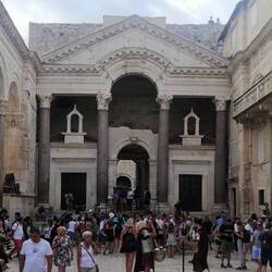 Das Peristil, der Säulenhof