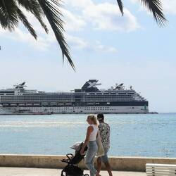 Ein Kreuzfahrtschiff mit sehr vielen Gästen...