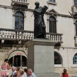 Marko-Marulić-Denkmal vor dem alten Rathaus