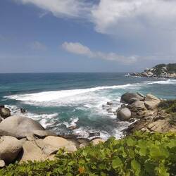 Natürlicher Wellenbrecher vor dem Strand