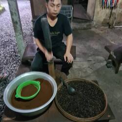 Kaffee wird gemahlen