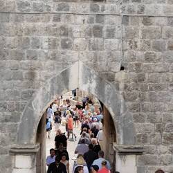 Viel Gedränge am Tor mit dem Heiligen Blasius