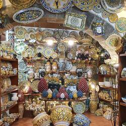 Ein vollgestopft Keramikgeschäft in Erice