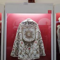 Der Heilige Blasius über einem prächtigen Ornat