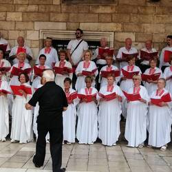 Ein Chor vor dem Rektorenpalast