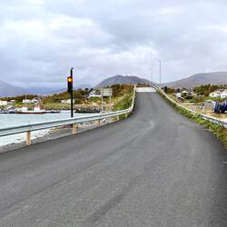 Le pont a une deule voie pour aller sur la derniere ile : hillesoya