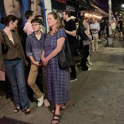 Schlange vor der Pizzeria