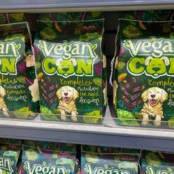 Es gibt hier sogar veganes Hundefutter 🙈