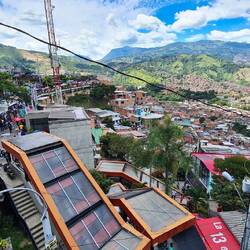 Rolltreppe, links Touristrasse