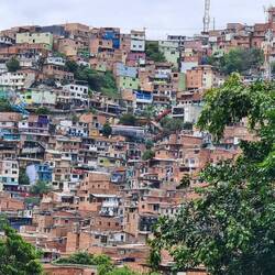 Mit ein bisschen Fantasie kann man hier ein Herz erkennen. Beachte die farbigen Häuser