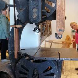 Dieses Gerät ist das Werk eines Sumartiner Schiffbauers