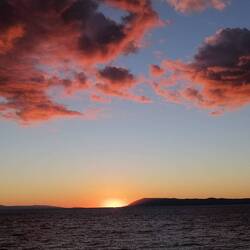 Sonnenuntergang beim Abendessen auf der Terrasse
