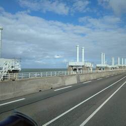 Blick zum Meer mit den Sperrvorrichtungen