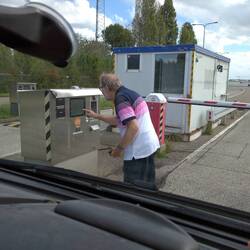 Manfred versucht die Fähre zu bezahlen