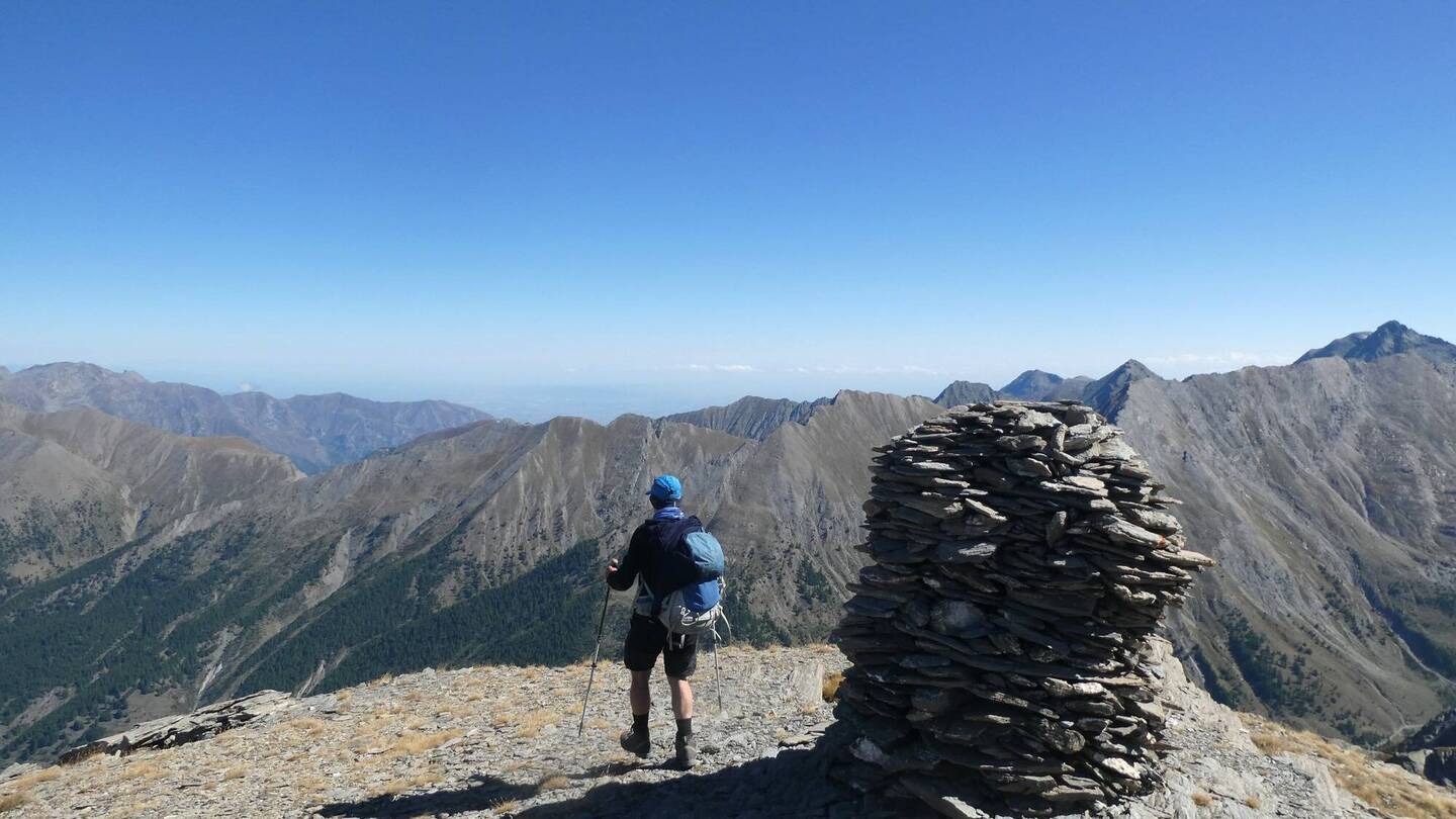 Le Sparveyre. 3.002 m. Posletten ligger i horisonten (midt i billedet)