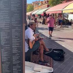 Inpromptu entertainment in the Marché des fleurs