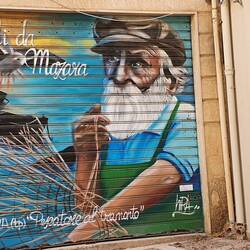 Die meisten Garagen sind so geschmückt