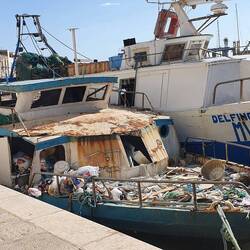 Eines von vielen vermüllten Schiffen am Fischereihafen
