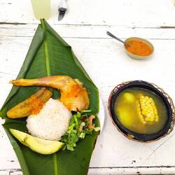 Ajiaco: Maissuppe mit Reis, Hühnchen und Avocado