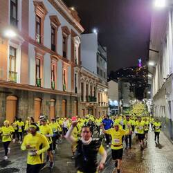 Anfeuern beim Nachtlauf 🏃🏽‍♂️