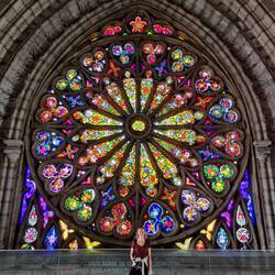 Mit riesigen Buntglasfenstern