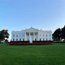 Convinced Sam to have another go seeing the White House, weren't disappointed. Spot the sniper...