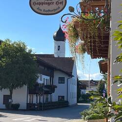 Kirche und Gasthaus nah beieinander!