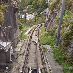 הרכבל יורד לעיר