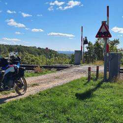 Mitten in der Einöde eine Schranke 👻