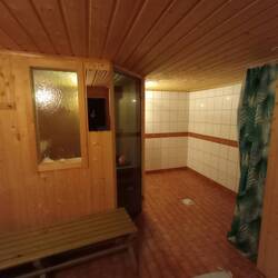 Die Dusche und Sauna im Keller des Hauses