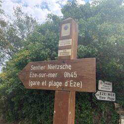 Heading down the Neitzche trail in Éze