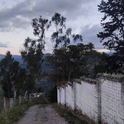 Rechts: Friedhof, mit Glasscheiben auf Mauer, weil sie sonst einbrechen