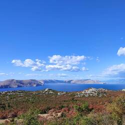 Küstenstraße mit Blick auf Insel Krk