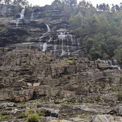 מפל מרשים גם אם אין בו הרבה מים