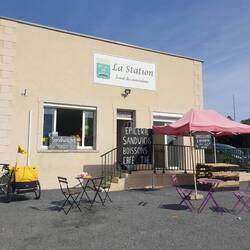 Pause déjeuner tranquille, au soleil chaud de la Cambe