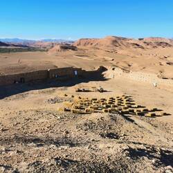 Eine Art Theater, Sitzgelegenheiten aus Stroh