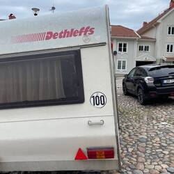 Leichte Schräglage am Parkplatz