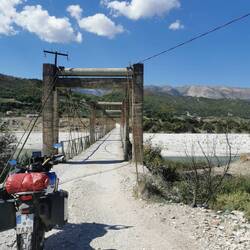 Diese Brücke bei Kote ist in Betrieb, als wir shooten wollten standen wir im Weg