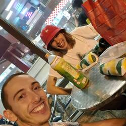 Erster Snack im Flughafen in Singapur