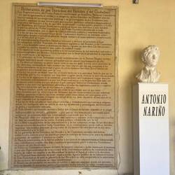 De første menneskerettigheder på spansk og Nariño statue