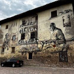 This mural is titled "El zapatero."