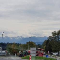 Schnee auf den Bergkuppen.
