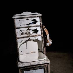 Waschstation - Wasser kommt aus einem kleinen Behälter, der nachgefüllt werden muss