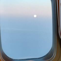 La puesta de la luna. Y en la otra ventana, el amanecer desde más altura que el sol