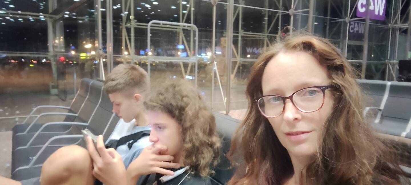 A las 4 de la madrugada, frescos en el aeropuerto esperando la gran aventura.