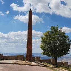 Dieser Obelisk zeigt den Mittelpunkt Siziliens in Enna an