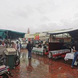 Die Imbissständen im Regen