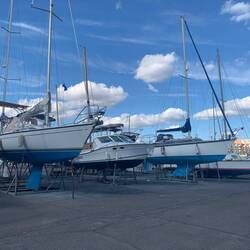 Zone Technique, hundreds of boats hoisted up