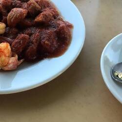 jede Bar hat ein Büffet, ab vormittags gehts schon zu, nicht ungewöhnlich Gulasch mit Shrimps