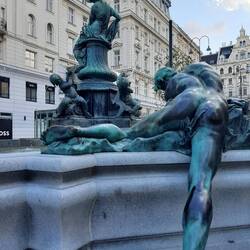 Freche Statue mitten in der Stadt. Und alle möchten das Hinterteil berühren 😅